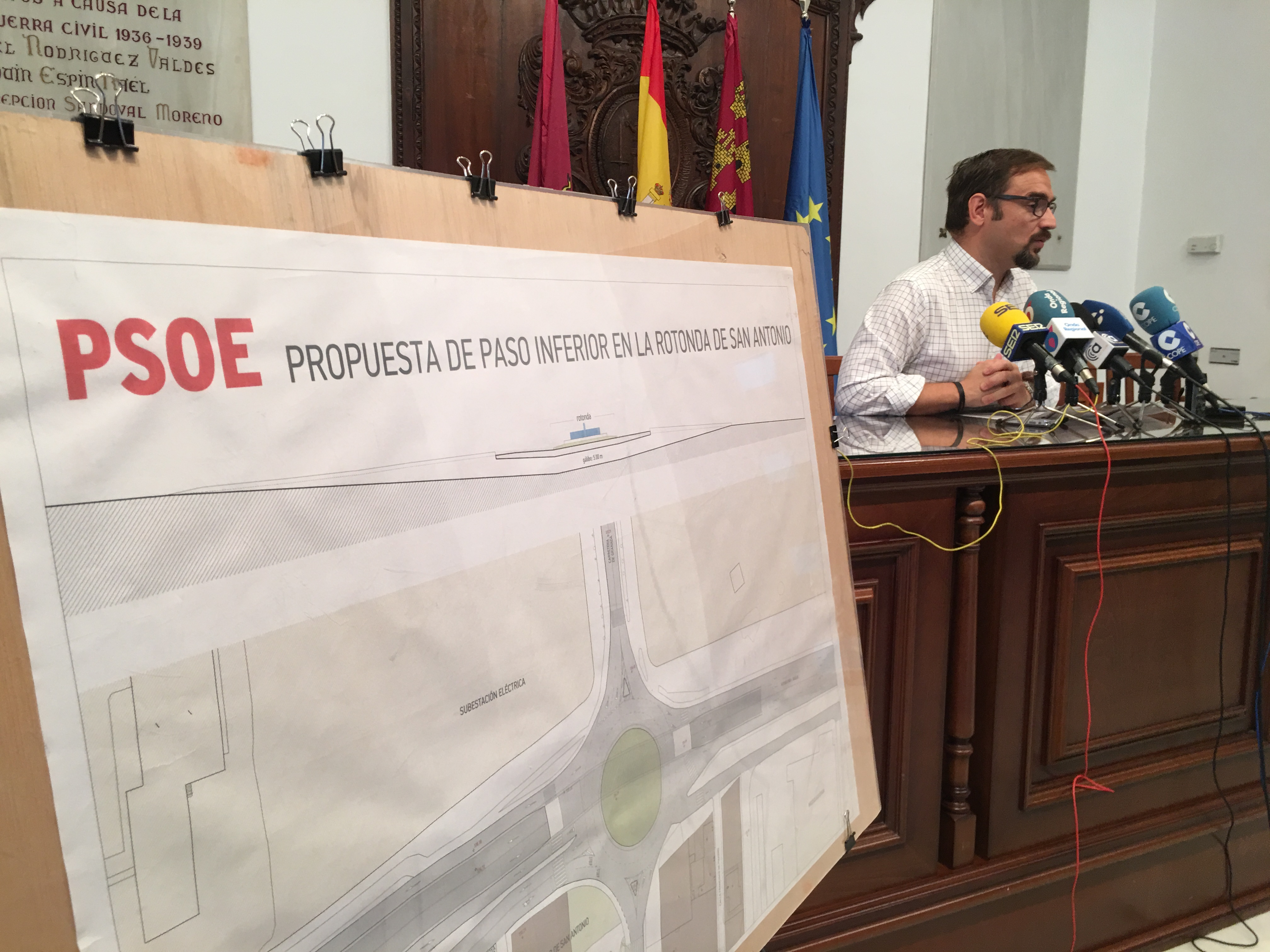 El PSOE vuelve a exigir la construcción de un paso inferior para vehículos que solucione los atascos diarios en San Antonio