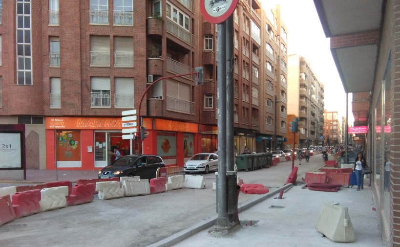 El PSOE pide al PP que las farolas retiradas por las obras en la ciudad se aprovechen para mejorar la iluminación en espacios públicos de barrios y pedanías