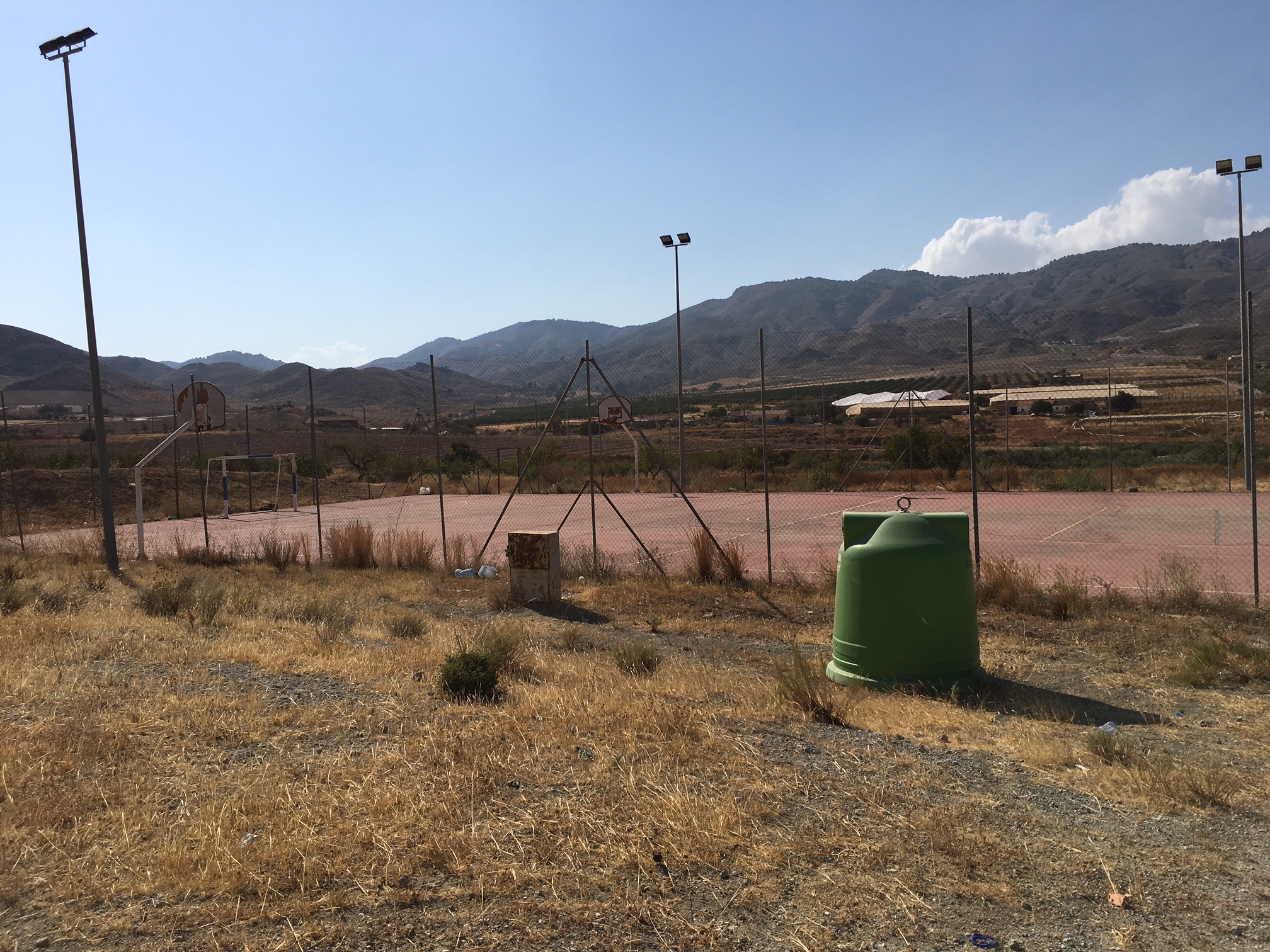 El PSOE denuncia el lamentable estado de la pista polideportiva de Morata, abandonada desde su inauguración en 2001