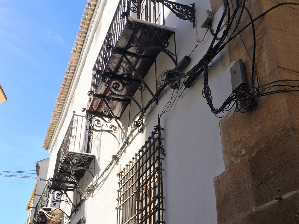 El PSOE lamenta que el PP no contemplara en las obras de remodelación de Villaescusa la retirada de la “maraña de cableado” que afea la fachada