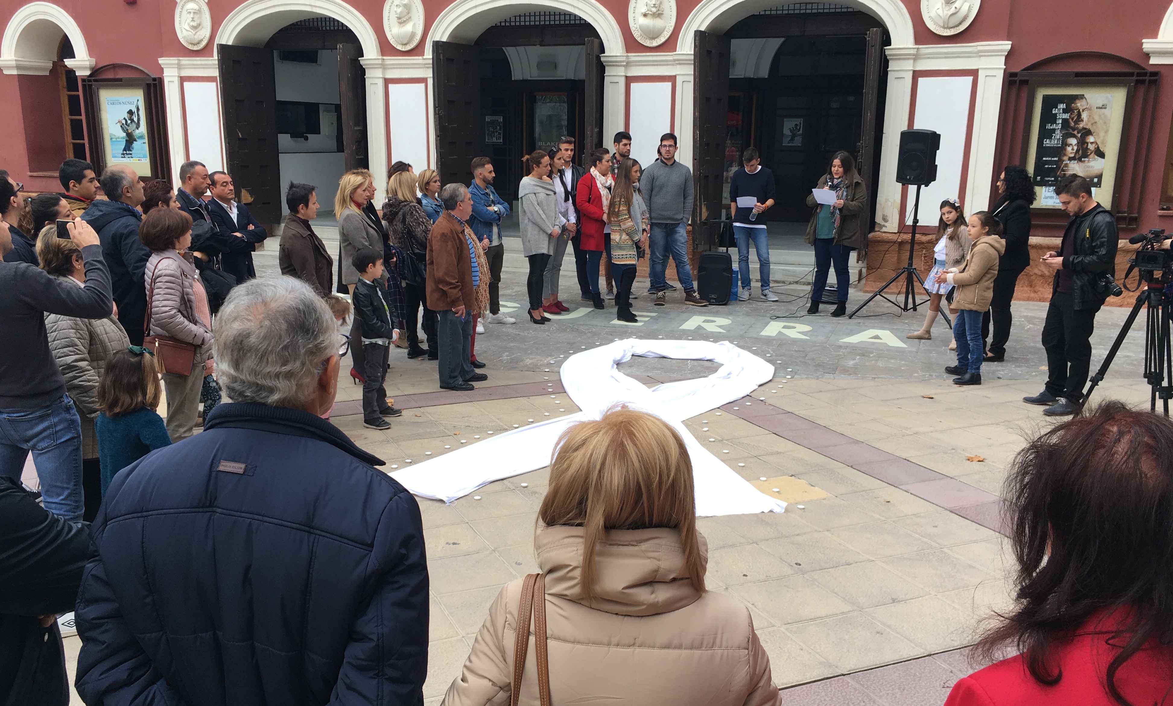 JJSS conmemora el 25N en Lorca con el despliegue de un gran lazo blanco en recuerdo a las víctimas de la violencia de género