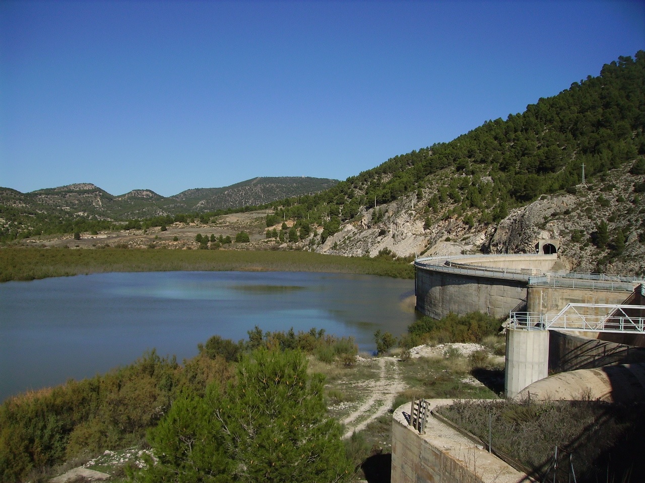 El PSOE pide que se retomen los proyectos para incrementar la capacidad de almacenamiento de agua para riego en el Pantano de Valdeinfierno