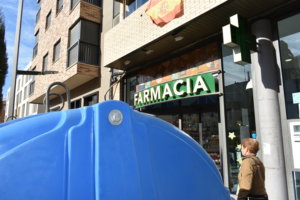 El PSOE exige la retirada de los contenedores de basura frente a una farmacia en Alfonso X por tratarse de un establecimiento sanitario