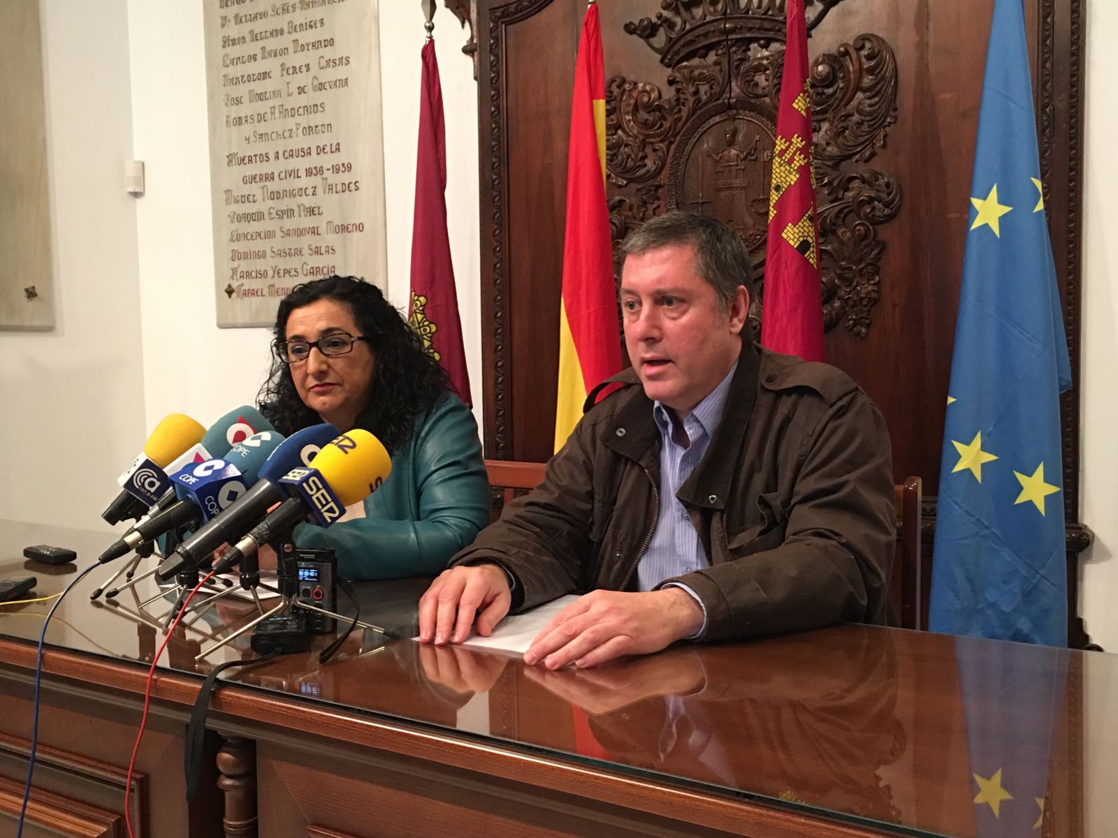 El Juzgado admite a trámite un recurso contra el Ayuntamiento de Lorca por la colocación errónea de varios contenedores de basura frente a una farmacia en Alfonso X