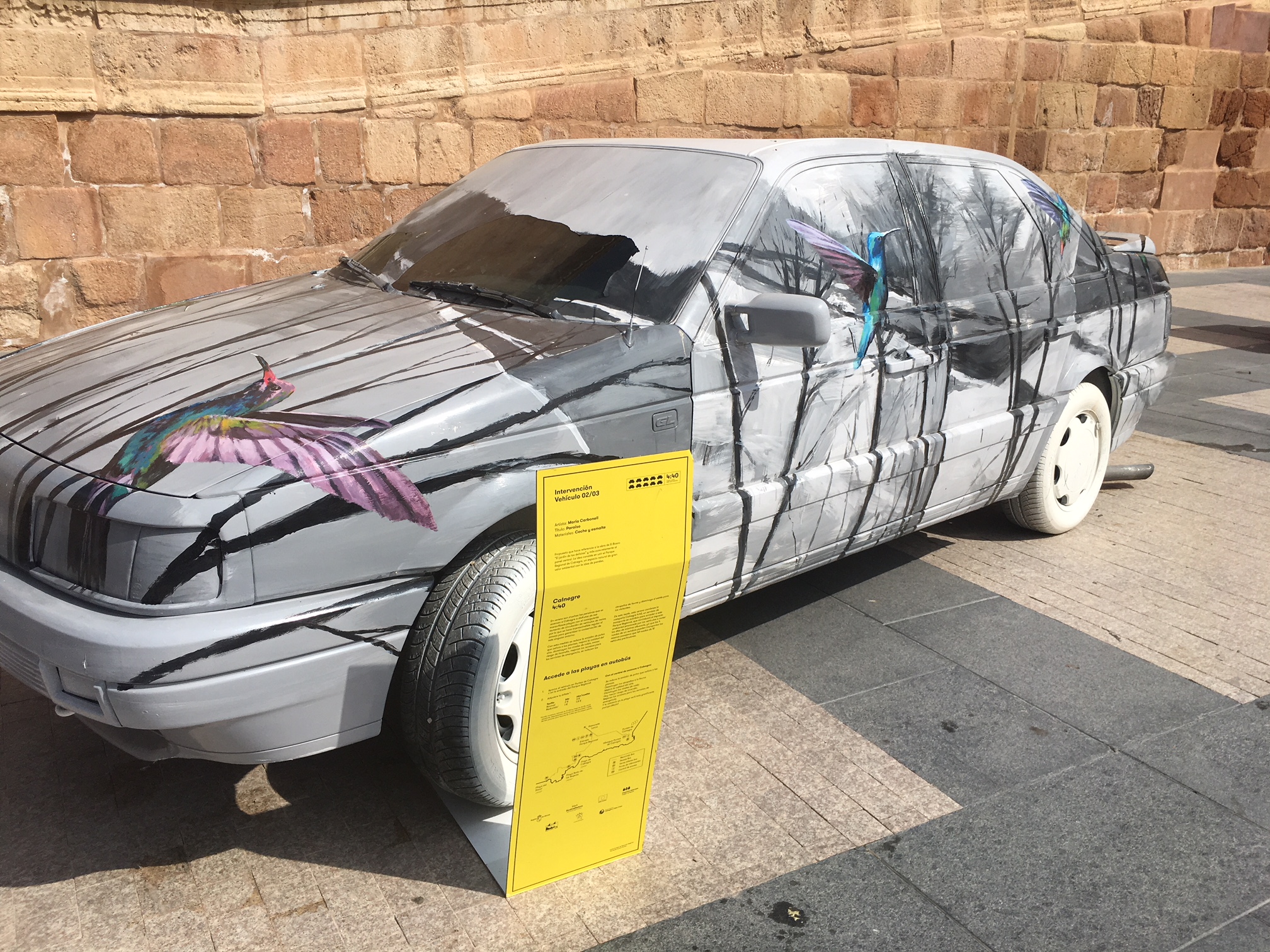 El PSOE pide la retirada del “coche publicitario” que hay en Plaza de España