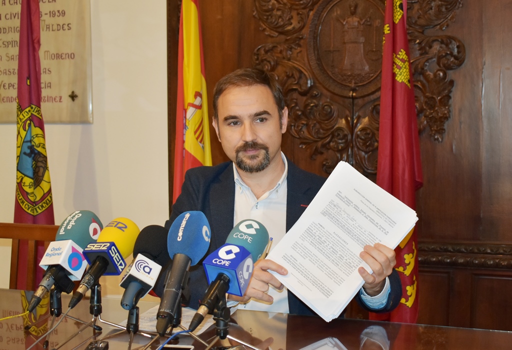 Mateos registra las primeras doscientas alegaciones ciudadanas para reivindicar el soterramiento integral del ferrocarril a su paso por la ciudad de Lorca