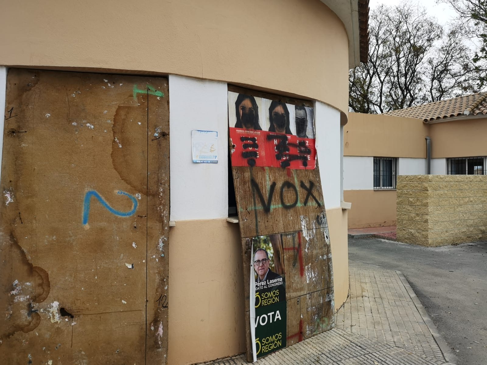 El PSOE denuncia ante la Junta Electoral de Zona la aparición de pintadas sobre sus carteles electorales y Guardia Civil abre diligencias para identificar los autores