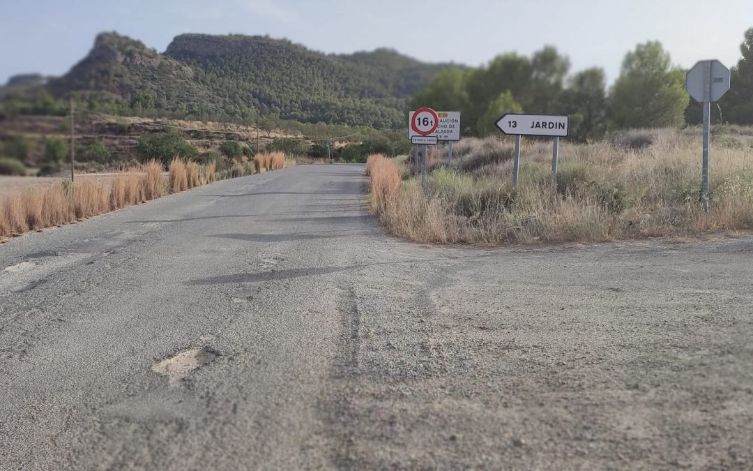 El PSOE comparte la indignación de los vecinos de La Parroquia que seguirán teniendo una de las peores carreteras de la Región tras las falsas promesas de Fulgencio Gil