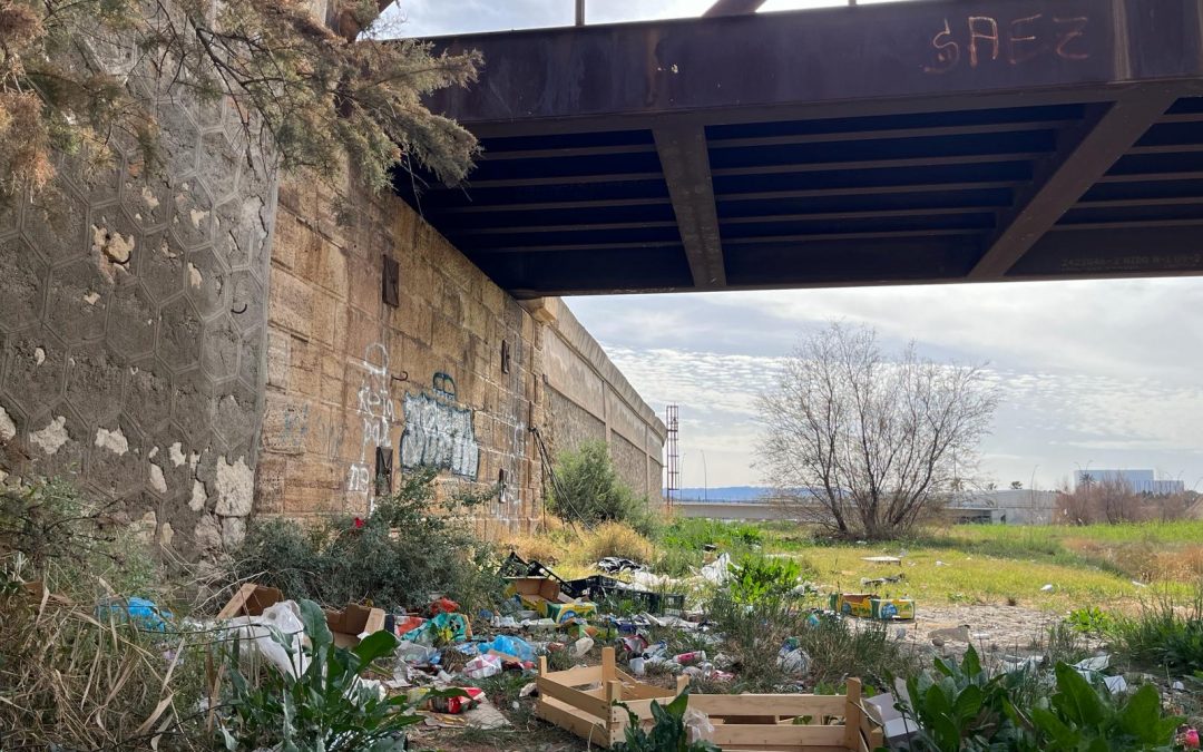 El PSOE denuncia la situación de abandono y desidia del entorno del Puente de Hierro que se ha convertido en un vertedero