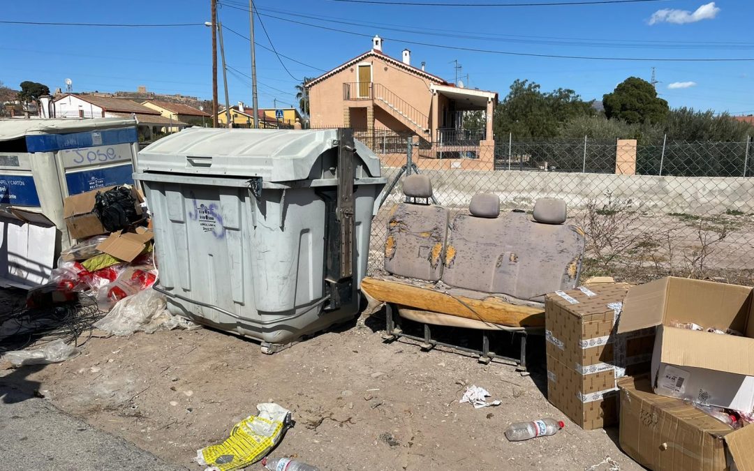 Vecinos de Campillo denuncian la suciedad acumulada en su pedanía mientras soportan una subida del impuesto de la basura un 22%