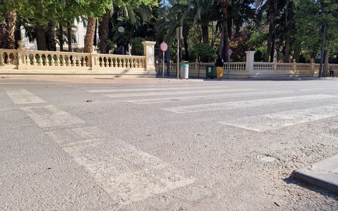 El PSOE de Lorca denuncia la peligrosidad por el estado de abandono de los pasos de peatones en la Avenida Fuerzas Armas y calle Juan Antonio Dimas