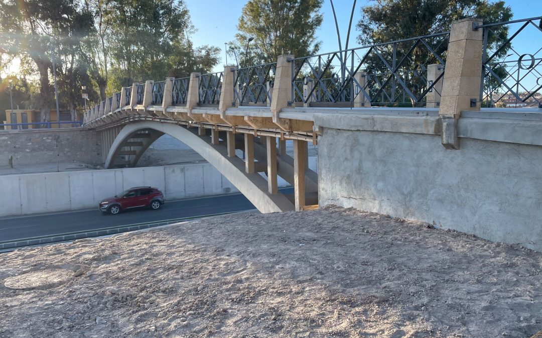 El PSOE pide explicaciones a Fulgencio Gil sobre los bloques de hormigón instalados en los extremos del Puente de la Torta