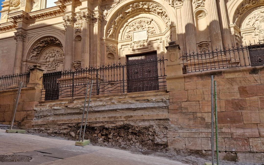 El PSOE de Lorca exige la paralización inmediata de la demolición de la escalinata de la Antigua Colegiata de San Patricio hasta conocer si cuentan con los permisos necesarios para la obra