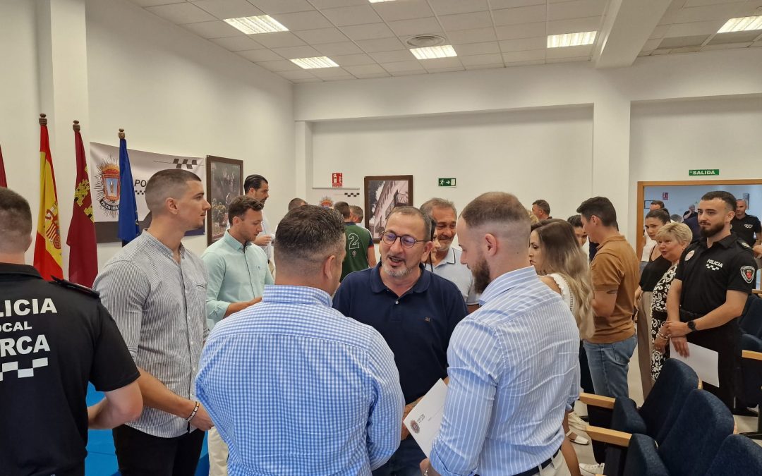 El PSOE de Lorca celebra la incorporación de diez nuevos agentes de policía, un proceso que comenzó durante el mandato del anterior alcalde, Diego José Mateos
