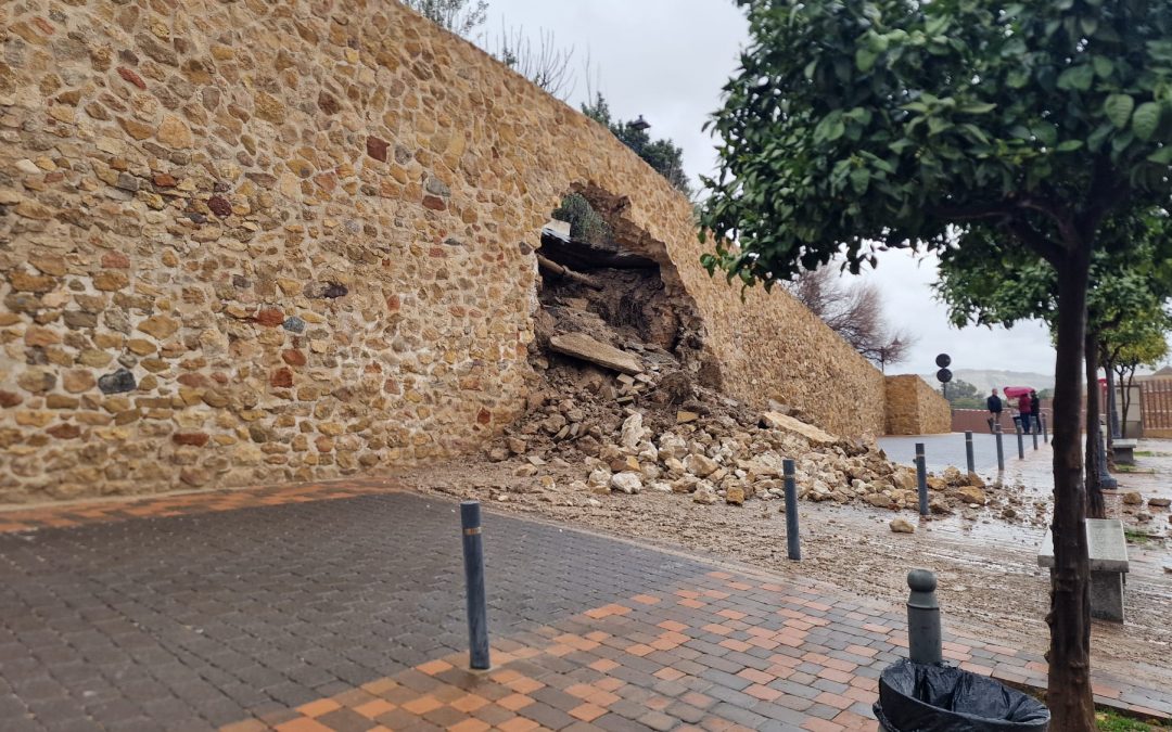 La dejadez de Fulgencio Gil provoca el derrumbe de parte de la muralla en el barrio de San Juan