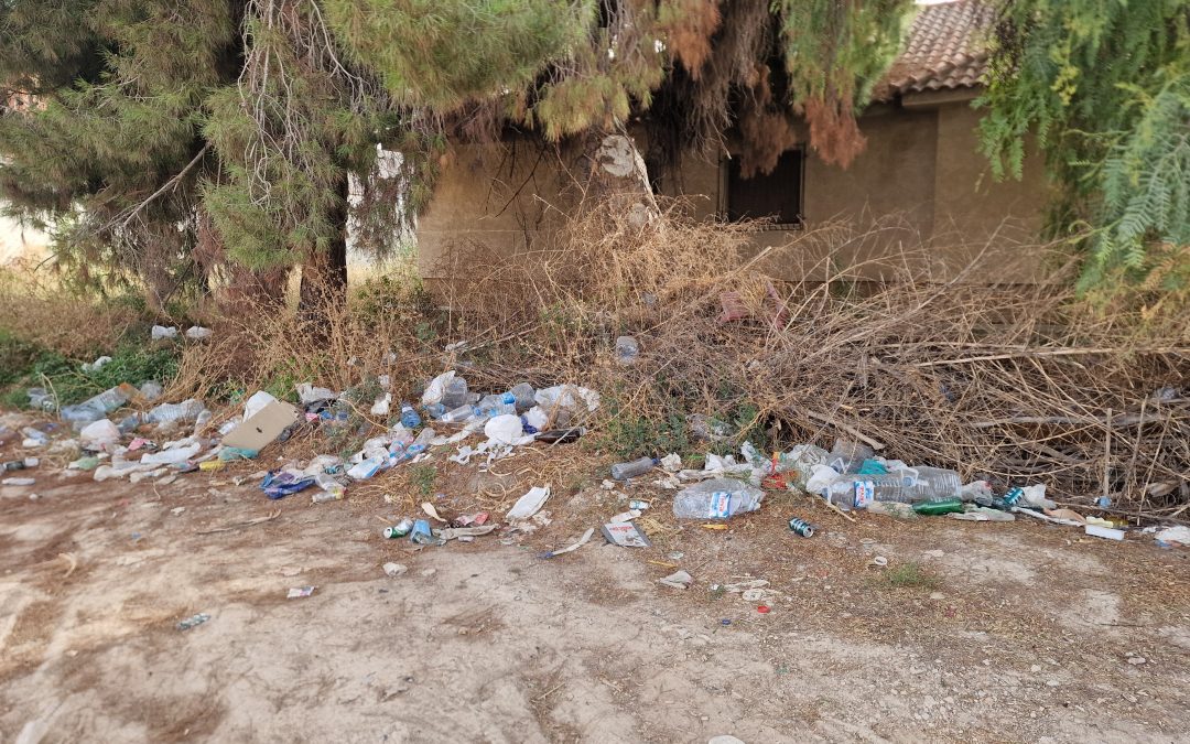 El PSOE de Lorca solicita la limpieza de un solar de propiedad municipal y reclama al alcalde que cumpla con la ordenanza que él mismo exige a los lorquinos