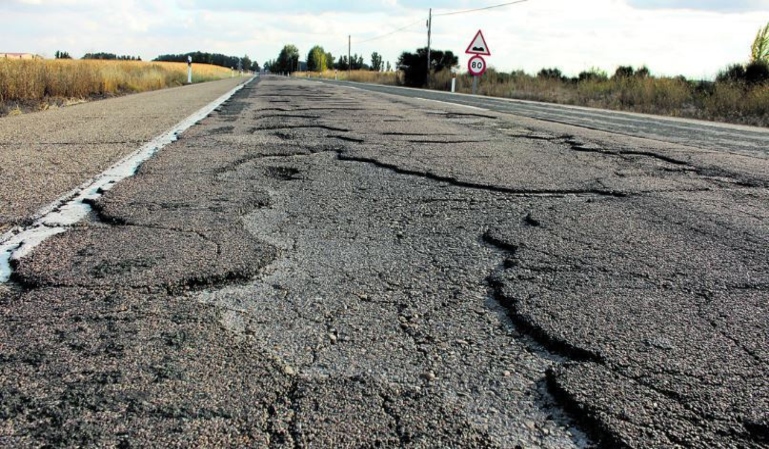 “La incompetencia de Fulgencio Gil condena a los vecinos de Almendricos y La Campana a circular por una carretera llena de peligros”