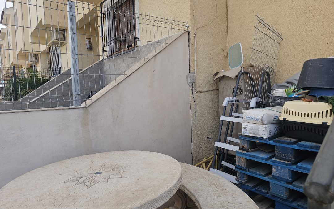 “Fulgencio Gil ha abandonado el Barrio de la Iglesia de La Hoya, donde las filtraciones de agua ponen en riesgo a decenas de familias”