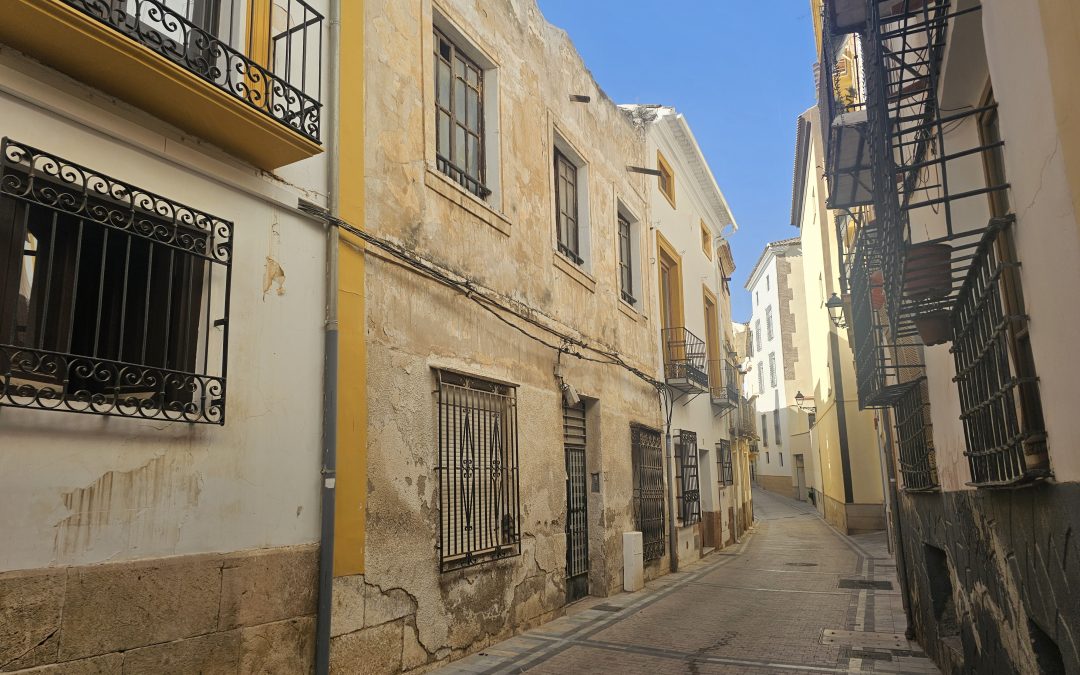 El PSOE de Lorca denuncia que Fulgencio Gil «venda» promociones privadas mientras descuida edificaciones de titularidad municipal que “se caen a pedazos”