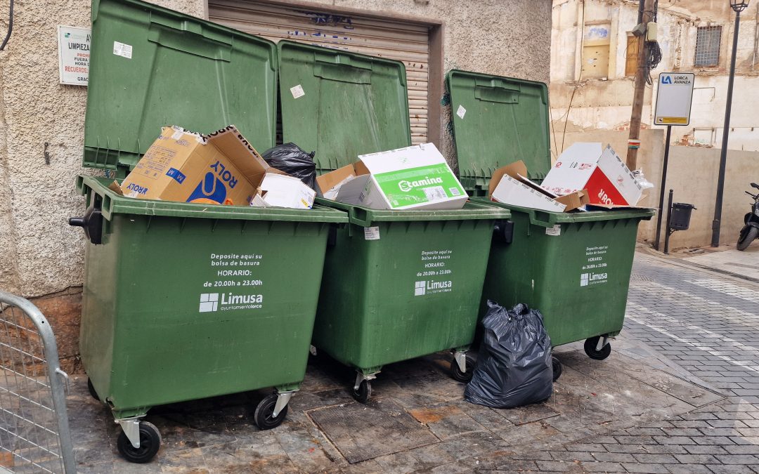 El PSOE denuncia que la limpieza de Lorca “sigue brillando por su ausencia” pese a la subida del 22% del recibo impuesta por Fulgencio Gil