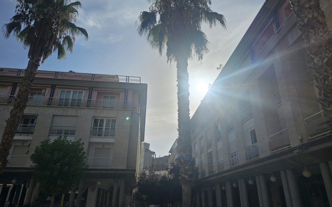 El PSOE de Lorca insiste en la urgente necesidad de crear una red de refugios climáticos señalizados y visibles para proteger a la población del calor extremo