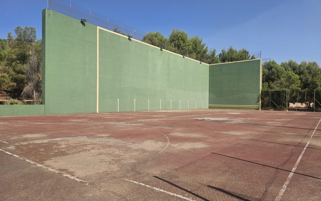 El PSOE exige al Gobierno de Fulgencio Gil un Plan de choque inmediato ante el estado «impracticable» de las pistas del Complejo Deportivo de La Torrecilla